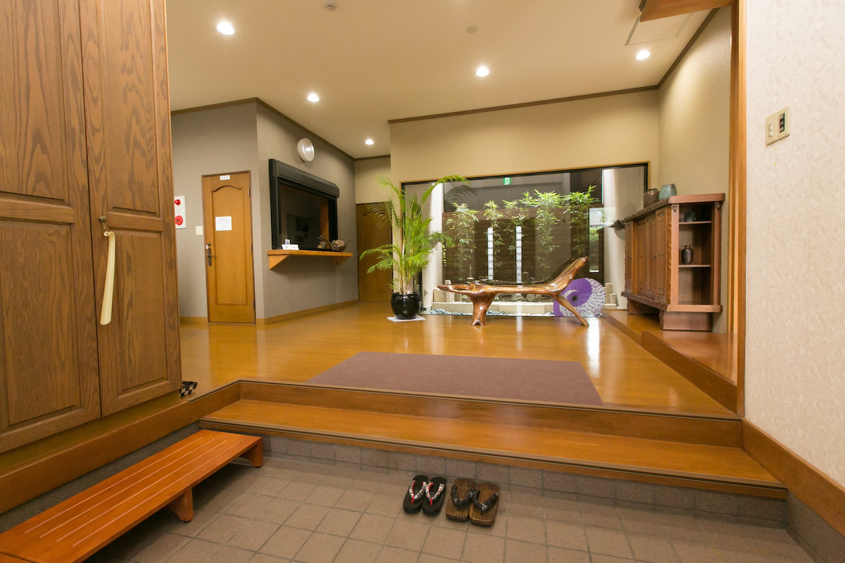 Interior 13